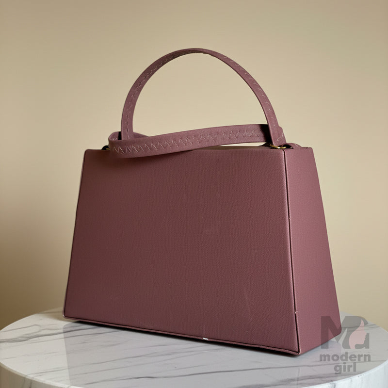 Luxury Designer Handbag for Women – Elegant Box Bag with Gold Chain