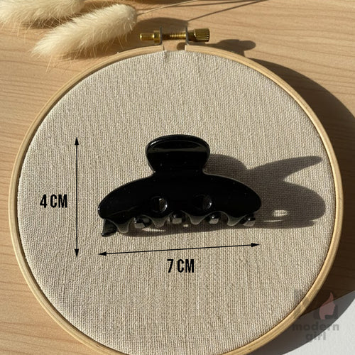 Classic Glossy Black Hair Claw Clip – Strong Grip & Everyday Styling